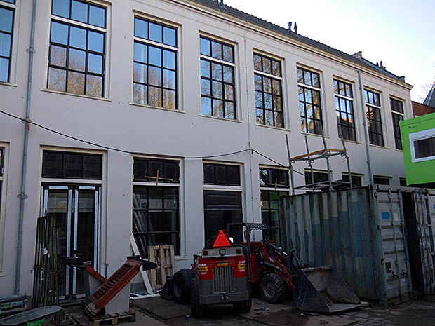 voorgevel in steigers
