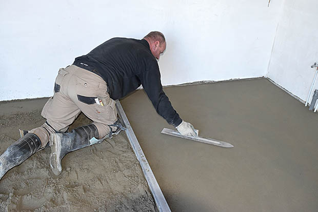 Cementdekvloer handmatig smeren afreien of gieten dobberen - RenovatieTotaal