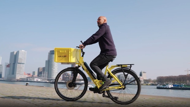 man op elektrische fiets