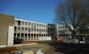 Het ruim 60 jaar oude schoolgebouw van De Goudse Waarden wordt grondig gerenoveerd en verduurzaamd.