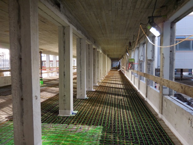 De betonstructuur wordt behouden en krijgt een nadrukkelijke rol in de architectuur.