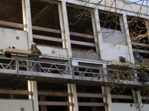 Er is al veel daglicht in het gebouw, maar hier en daar worden borstweringen weggezaagd voor een nóg nadrukkelijkere binnen-buiten-beleving.