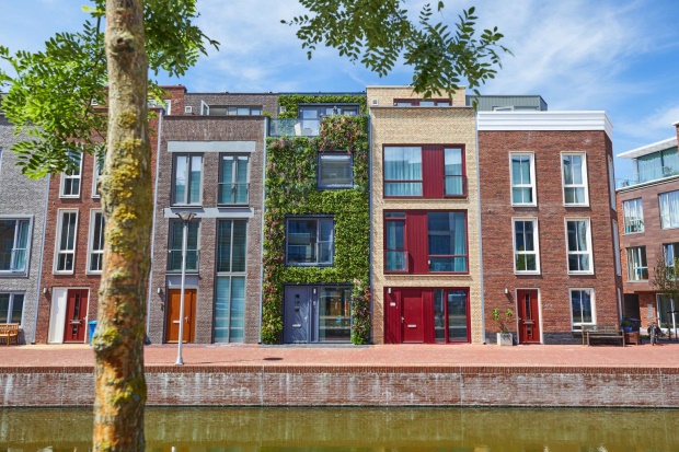 Energiebesparing met isolerende raamfolie | BouwTotaal greenwall