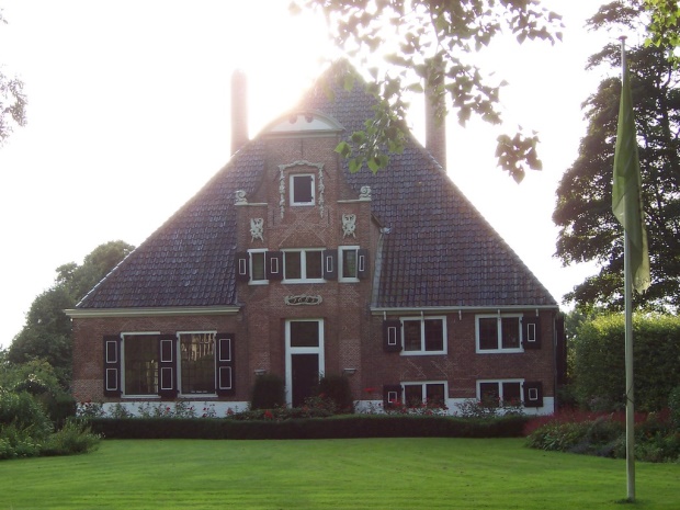 Een willekeurig voorbeeld van een stolpboerderij in de Beemster. Deze kan dus niet ouder zijn dan 1612. Deze boerderij dateert uit 1682.
