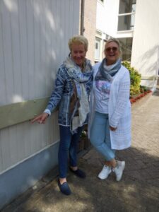 Penningmeester Ella van der Zon en voorzitter Caroline Gonesh van de Vereniging van Eigenaren Bonairestraat.