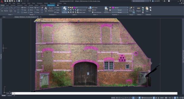 Het maken van de documentatietekening van één van de gevels in Autocad met de orthofoto als onderlegger.