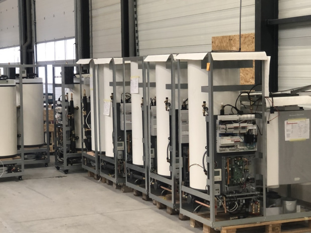 In de fabriek van Factory Zero worden vijf installatieapparaten, waaronder boilers, prefab geproduceerd tot een plug-and-play energiemodule.