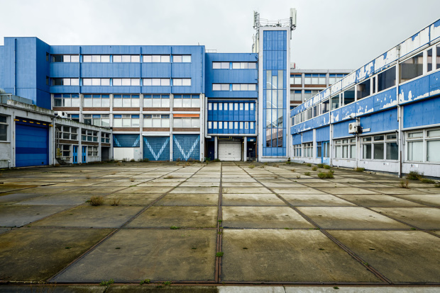 Op de kop van de Sluisjesdijk in de haven van Rotterdam staat een kolos uit de wederopbouw die naar ontwerp van Braaksma & Roos Architectenbureau wordt getransformeerd tot nieuwe thuisbasis voor Royal Den Hartogh Logistics.