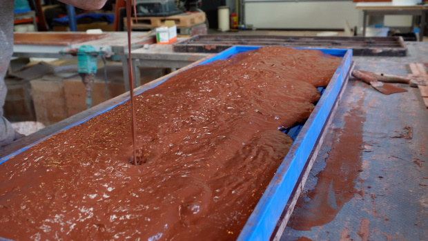 In de fabriek in Nieuwerkerk aan den IJssel worden de panelen gemaakt door het minerale materiaal in een mal te gieten. Na 5 minuten is de plaat droog, maar dan moet hij nog wel 2 weken drogen voordat hij kan worden aangebracht. Bij de productie wordt geen gas gebruikt, dus koud geproduceerd.