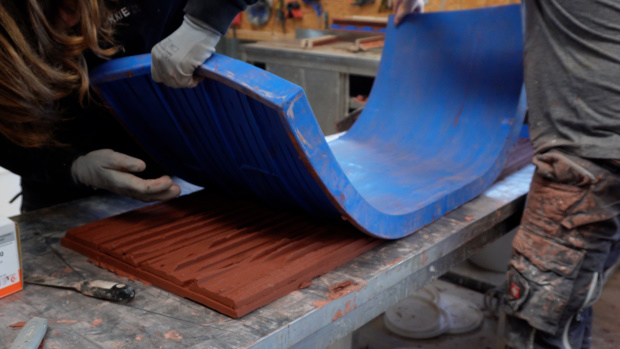 In de fabriek in Nieuwerkerk aan den IJssel worden de panelen gemaakt door het minerale materiaal in een mal te gieten. Na 5 minuten is de plaat droog, maar dan moet hij nog wel 2 weken drogen voordat hij kan worden aangebracht. Bij de productie wordt geen gas gebruikt, dus koud geproduceerd.