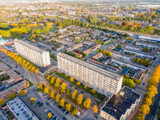 Drone foto van de flats aan de Plejadenlaan in Bergen op Zoom.