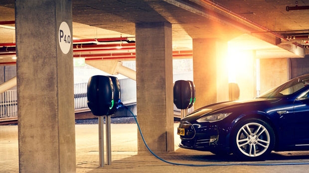 Auto aan een laadpaal in een garage