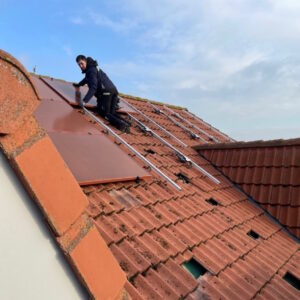 Oranjerood gekleurde zonnepanelen.