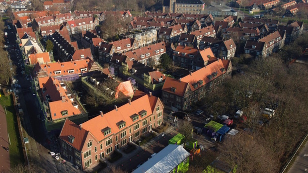 Luchtfoto van karakteristieke wijk De Punt met op de voorgrond de gerenoveerde woningen