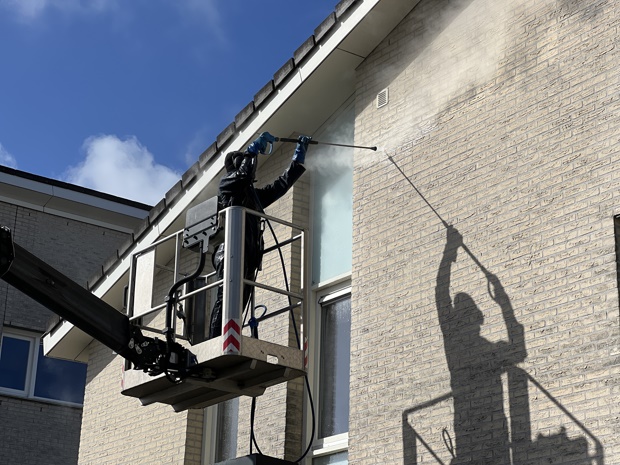  Gevels schoonmaken op een hoogwerker
