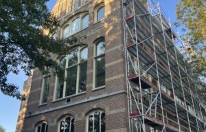 kerk met stijger 