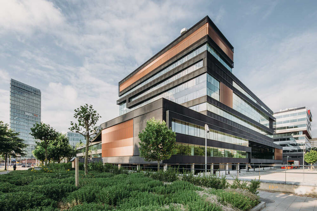 Oud bankgebouw wat wordt getransformeerd