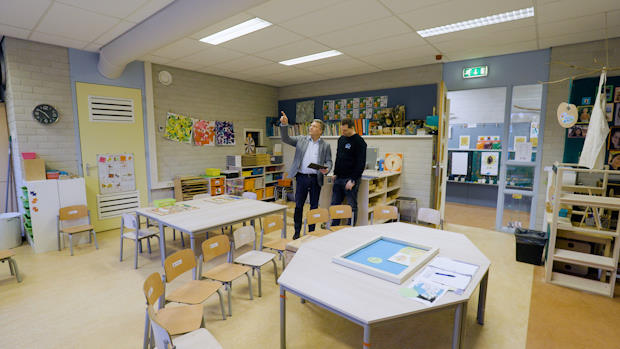 Thorsten Hoogstad, accountmanager van Groupe Atlantic, inspecteert samen met Henk Gooijer, eigenaar van installatiebedrijf LOGO Huizen, de mogelijkheden in de school.