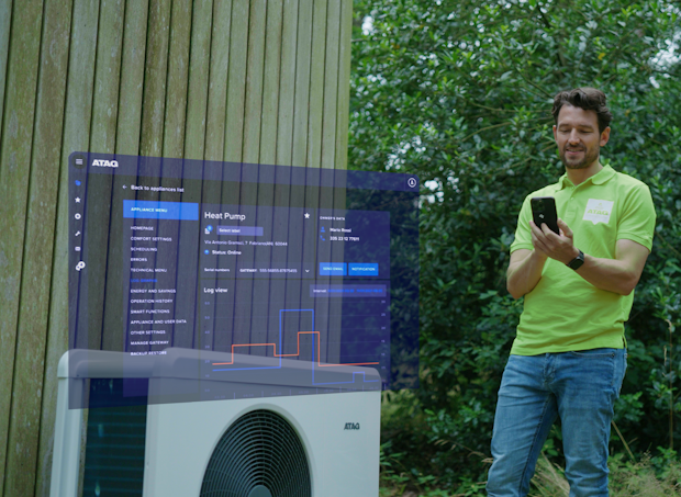 Installateur bij warmtepomp
