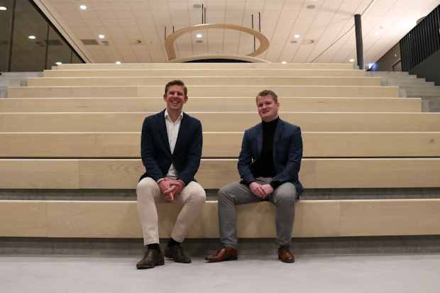 COO Jorn van Strien en New Business Manager Richard Vermeeren van Inventum Technologies in het gloednieuwe auditorium van de tweede fabriek.