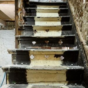 18de-eeuwse trap met uitgesneden hartjes en hartjes en vierpassen.