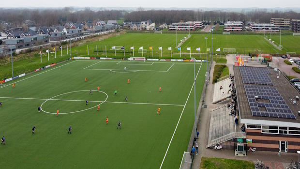 Voetbalclub met zonnepanelen en het veld