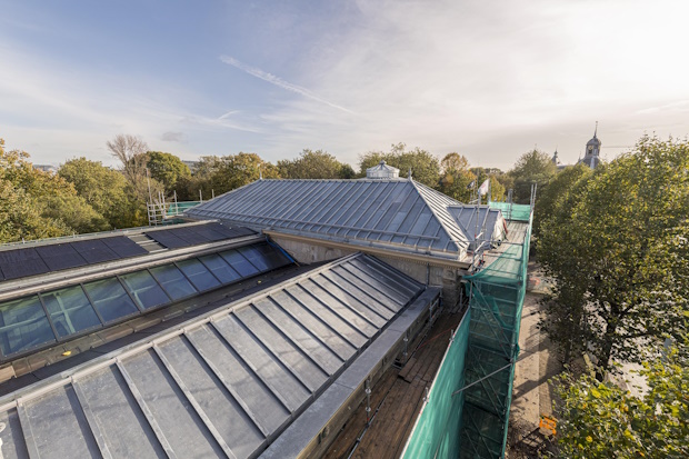 WebFoto 5-Foto ARTIS Christiaan de Bruijne - RenovatieTotaal Zonnepanelen op een van de daken van Artis