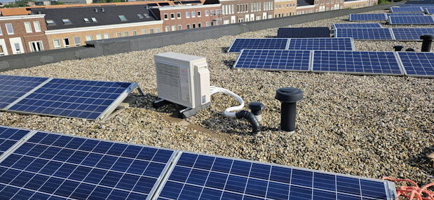 WebRNT03-028_Groupe_Foto2 - RenovatieTotaal Op het dak is naast de zonnepanelen plek gevonden voor een van de buitenunits.