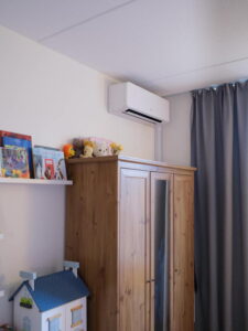 WebRNT03-037_Groupe_Foto4 - RenovatieTotaal Sinds de installatie van het Atlantic-Fujitsu Multi-Splitsysteem geniet het gezin in de zomer van directe verkoeling. Slapen en werken kan gebeuren in een aangename omgevingstemperatuur.
