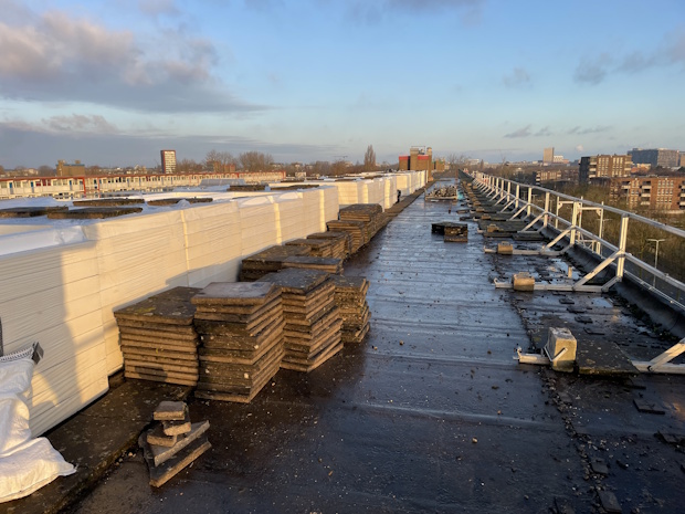 webFoto_2 - RenovatieTotaal Door slim te combineren werd gekozen voor dakisolatie, gevelisolatie, PV-panelen op het dak, nieuwe mechanische ventilatie en spuitisolatie in de bergingen om woningen op de 1e verdieping ook te voorzien van een geïsoleerde vloer.