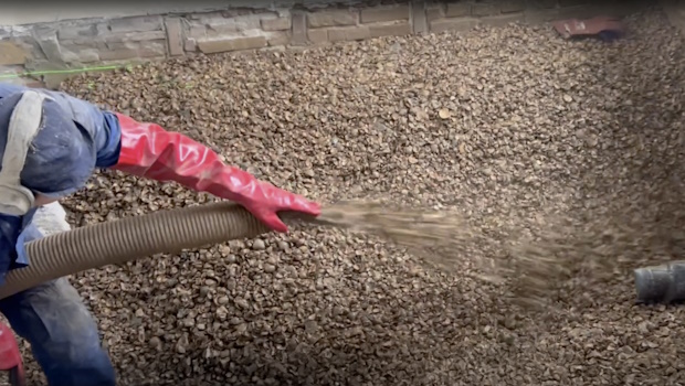 De begane grondvloeren krijgen schelpen als ondergrond. Daarboven worden hennepscheven en een beetje als isolatiemateriaal gebruikt. Vervolgens wordt de vloer afgewerkt met ESB, formaldehydevrije houten platen.