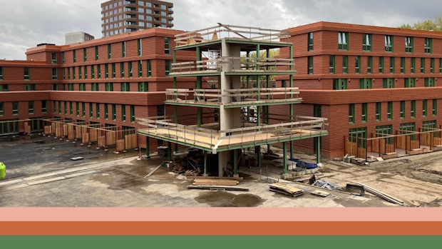 webFoto_3Hergebruik_houtKOER - RenovatieTotaal VORM Holding heeft Nebest benaderd voor ondersteuning bij de keuring van her te gebruiken hout, dat toegepast wordt in woningbouwproject KOER in Rotterdam. Hierbij zijn de specialisten van Nebest aan de slag gegaan met het ontwikkelen van een nieuwe standaardprocedure voor het keuren van gebruikt hout.