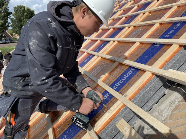 Monteur aan het werk