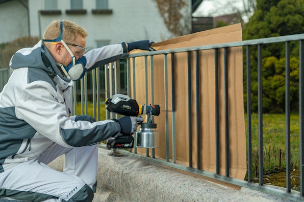 webRNT22-009_WSBFin_2437240_FC4000-18V_action-shot_lacquer_fence_01 - RenovatieTotaal Sprayen op het hekwerk
